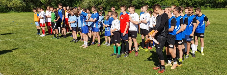 Uczestnicy Gminnych Igrzysk Młodzieży Szkolnej w piłce nożnej chłopców.