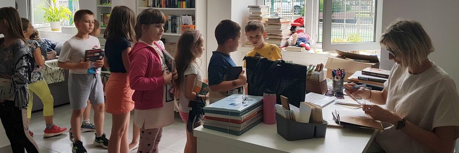 Dzieci w bibliotece szkolnej